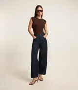 Blusa de manga corta, cuello redondo y corte ajustado, confeccionada en tejido rib de algodón.