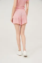 Short tejido a crochet color rosado, con cintura elástica y cordón ajustable.