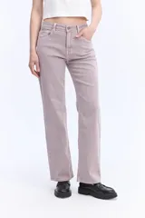 Jean straight de tiro alto y piernas rectas, con efecto lavado y acabado vintage.