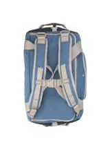 Bolso de viaje RKF de la línea Water Resistant, color azul con detalles en beige y negro, confeccionado en poliéster reciclado. Cuenta con gran capacidad, múltiples compartimentos, asas superiores y correa ajustable y removible.