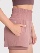 Short deportivo de tiro alto con calza interna incorporada. Cuenta con pretina ancha elástica y bolsillos funcionales.