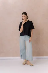 Pantalón jean tiro alto de color celeste claro, con corte wide leg y largo cropped. Presenta bolsillos funcionales y terminación de ruedo ancho.