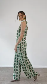 Pantalon de seda con estampado geométrico en tonos verde y crema, de corte recto y holgado con cintura elástica.