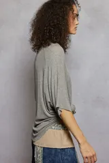 Remera negra holgada de manga corta con bolsillo en el pecho.