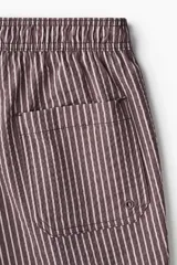 Short de baño de sirsaca con diseño a rayas verticales. Presenta cintura elástica con cordón de ajuste, bolsillos laterales y un bolsillo trasero abierto. Incluye suspensor interior de malla.