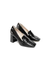 Mocasines negros de cuero con acabado texturizado tipo cocodrilo, punta cuadrada y taco alto bloque revestido.