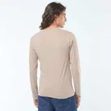 Remera de manga larga color beige con cuello redondo.