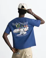 Remera azul marino de manga corta de la marca Nude Project, con cuello redondo y diseño gráfico en la espalda que incluye un auto deportivo en llamas, un perro dálmata y texto descriptivo.
