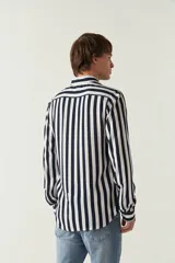 Camisa de mangas largas con estampado a rayas verticales en tonos verde oliva, blanco y azul. Corte regular y logo bordado en el pecho. Confeccionada en viscosa.