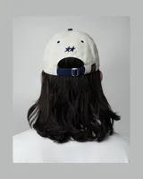 Gorra TwoJeys de diseño con estampado all-over de estrellas en tonos claros y visera azul marino. Presenta el nombre de la marca y dos estrellas bordadas en azul marino en el frente.