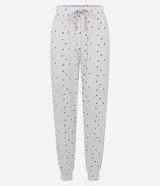 Pantalón de pijama tipo jogger con estampa de corazones pequeños sobre fondo claro, confeccionado en tejido suave al tacto. Presenta cintura elástica con cordón ajustable y puños en los tobillos.