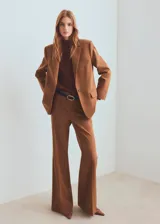 Blazer estructurado de corte recto, con cuello de solapa con muesca, cierre frontal de un botón y bolsillos laterales con solapa.