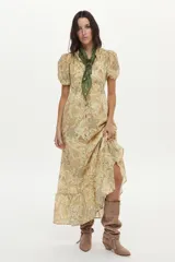 Vestido largo de algodón con estampado floral en tonos beige y verde, mangas cortas abullonadas, cuello camisero y lazo ajustable.