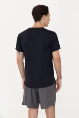 Remera negra de calce fit, ideal para yoga y entrenamientos. Confeccionada en tejido suave y elastizado con tecnología Drifit y protección UV50+.