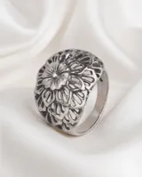 Anillo de plata 925 con diseño floral calado y acabado empavonado en bajo relieve.