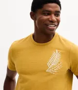 Remera de manga larga con cuello redondo, confeccionada en una mezcla de algodón y poliéster. Presenta un diseño con bordado de follajes que aporta un toque distintivo a la prenda.