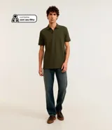 Remera polo de manga corta confeccionada en algodón peruano, con cuello tradicional y cierre frontal de botones.