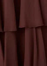 Vestido corto bordó con volantes en capas y tirantes anchos.