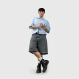 Bermuda de jean estilo baggy, color negro con efecto lavado. Presenta un corte amplio, bolsillos traseros con bordes deshilachados y detalle de bordado en uno de ellos. El ruedo también cuenta con un acabado deshilachado.