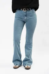 Jean de tiro alto con corte oxford, confeccionado en denim de lavado celeste claro. Presenta un diseño ajustado en la parte superior que se ensancha gradualmente hacia el ruedo.