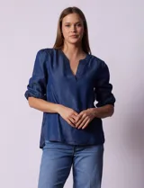 Blusa celeste de tencel, marca Alex & Parker, con escote en V y manga corta amplia.