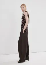 Pantalón marrón de corte recto y tiro medio, confeccionado en mezcla de lyocell y viscosa. Cuenta con bolsillos laterales y bolsillos traseros con solapa.