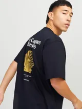 Remera de algodón con calce holgado, cuello redondo y mangas cortas. Presenta un pequeño logo estampado en el pecho y una estampa grande en la espalda con impresión de goma suave al tacto.