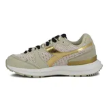 Championes casuales Diadora modelo Kmaro 42, color beige claro con detalles en dorado metalizado y cordones negros. Presentan una capellada mixta de malla transpirable y gamuza, con suela gruesa blanca y detalles en goma beige.