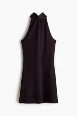 Vestido mini de punto arrugado color bordó, de diseño entallado con escote halter y cuello elevado.