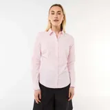 Camisa entallada con cuello italiano, diseño de rayas verticales en tonos rosado y blanco, de manga larga y cierre frontal con botones.