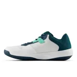 Championes New Balance modelo 696, diseñados para tenis. Presentan una combinación de colores blanco, verde azulado y azul oscuro, con una estructura de malla transpirable y refuerzos sintéticos. Incluyen el logo N característico en el lateral y suela con tecnología Ndurance para mayor durabilidad.