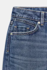 Jeans de tiro alto, pernera recta y larga, estilo clásico con cinco bolsillos, cierre frontal con cremallera y botón metálico.