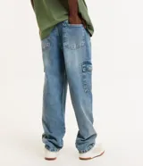 Pantalón de jean celeste, modelo baggy, con lavado dirty, efecto mármol y bolsillo cargo.