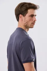 Remera estilo polo con cuello mao y manga corta, de color bordó con detalles en azul en los bordes de las mangas y cuello. Cuenta con cierre frontal parcial de tres botones y pequeño logo bordado en el pecho.