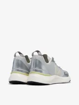 Zapatillas deportivas Veja Impala Engineered, color plateado, con logo lateral en beige y suela blanca con detalles en amarillo.