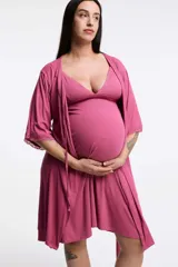 Camisón maternal de rib color rosado, con escote en V, tirantes finos regulables con clips de lactancia, elástico bajo el busto y falda amplia de corte acampanado.