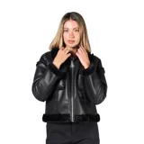 Campera de cuero sintético negro con interior y detalles de piel sintética al tono. Presenta cierre frontal metálico, bolsillos frontales con solapa y diseño de corte recto.