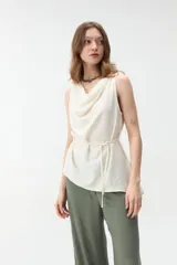 Musculosa bordó con escote drapeado, sin mangas y diseño holgado con lazo para ajustar en la cintura.