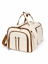 Bolso de viaje color beige con detalles en marrón, cuenta con dos bolsillos frontales, uno con solapa y otro con cierre, y manijas superiores reforzadas.
