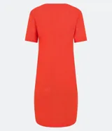Vestido corto color naranja, de corte recto, con escote en pico y mangas cortas.