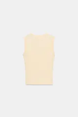 Camiseta negra de corte ajustado (slim fit) con escote en pico profundo y manga sisa.