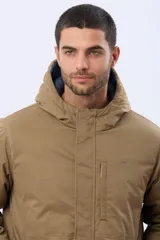 Campera puffer reversible para hombre, de color negro, con diseño capitonado, capucha integrada y bolsillos funcionales con cierre frontal.