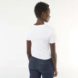 Remera blanca de manga corta con cuello redondo y estampa frontal en color azul con la frase The Bahamas y un diseño floral.