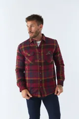 Sobrecamisa de viyela a cuadros rojos y azules con interior capitoneado, corte regular, manga larga, cierre con botones, bolsillos frontales y logo en grifa de cuero.
