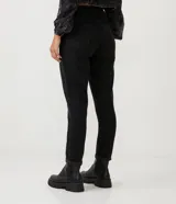 Pantalón mom jeans negro de tiro alto con trabillas anchas, bolsillos y bajo doblado. Confeccionado en algodón responsable.