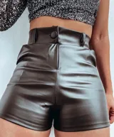 Short de cuero sintético color negro y blanco, de tiro alto y corte recto.