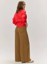 Pantalón ancho de denim azul, de tiro alto y corte holgado y fluido con perneras amplias.