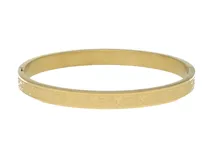 Pulsera rígida dorada de acero inoxidable con diseño de rosas grabadas.