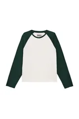 Camiseta cropped fit de manga larga raglán de la colección Benito Antonio x Zara, en combinación de colores blanco y verde oscuro, con cuello redondo y diseño bicolores.