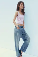 Top corto color marrón oscuro, de corte ajustado, con escote cuadrado y tirantes anchos.